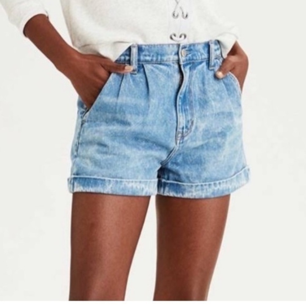 American Eagle Outfitters Mom Shorts High Waist
Cuffed Light Wash Jean Short 12